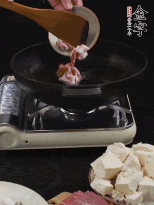 冷油潤鍋，下五花肉煸香。