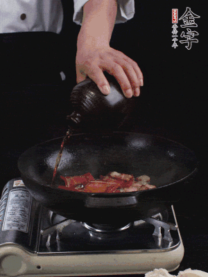 再下火腿片，淋少許黃酒添香。