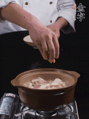 下蝦仁干，煮5分鐘。撒蒜葉，煮1分鐘。