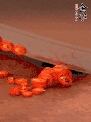 小米辣切圈，大蒜切片。