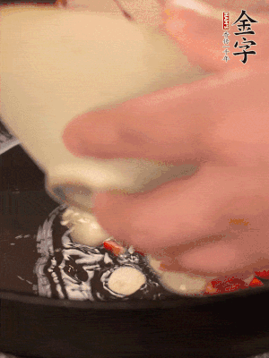 豬油潤(rùn)鍋，下辣椒、大蒜、火腿片煸香。