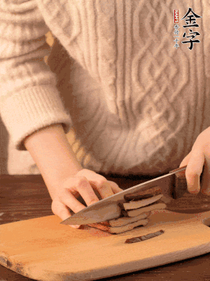 金字淡咸肉、香干分別切丁。