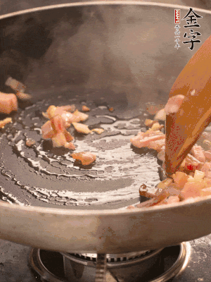 熱油爆香大蒜粒，煸香咸肉丁，淋一勺黃酒調(diào)味。