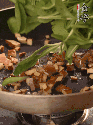 再放香干煸炒，最后放馬蘭頭翻炒至變軟。