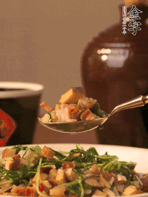 出鍋前嘗味，味淡加點(diǎn)鹽。