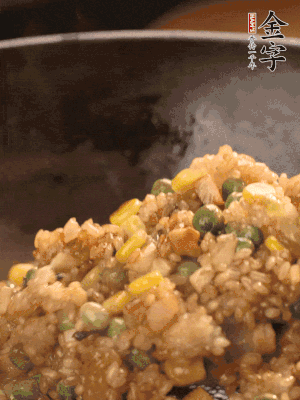 再下糯米，1勺蠔油、2勺生抽調(diào)味翻炒均勻。