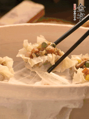 包好的燒賣放在蒸籠上，水開后蒸8分鐘左右。