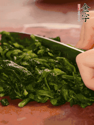 洗凈的菠菜加鹽焯水，撈出晾涼后攥干切碎。胡蘿卜切細(xì)絲。金字烤腸切園片。