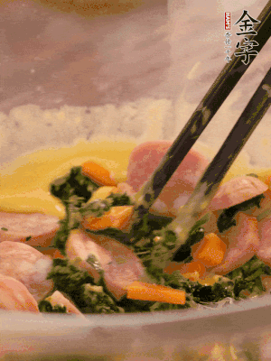 雞蛋、面粉、玉米油攪拌到無顆粒狀態(tài)。再加入菠菜、胡蘿卜、烤腸。少許鹽調(diào)味。