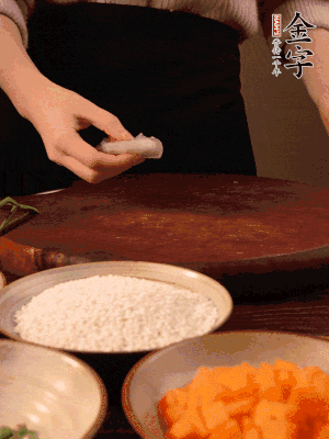 胡蘿卜去皮切丁。蝦仁切小塊。糯米提前浸泡半天。