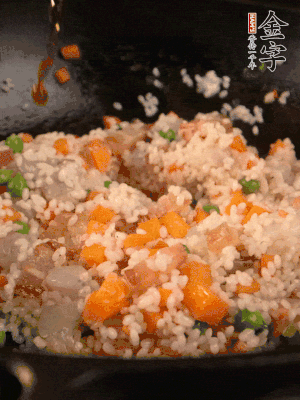 加入糯米翻炒均勻。最后加入蝦仁，用1勺料酒、1勺生抽、1/2勺鹽調(diào)味。