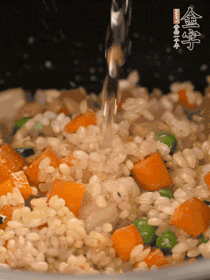 把食材轉(zhuǎn)移到電飯鍋中，倒入點清水，正常煮飯。