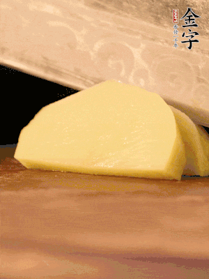 土豆去皮切丁。水開(kāi)后，放入鍋中煮2-3分鐘，撈出瀝干水分。