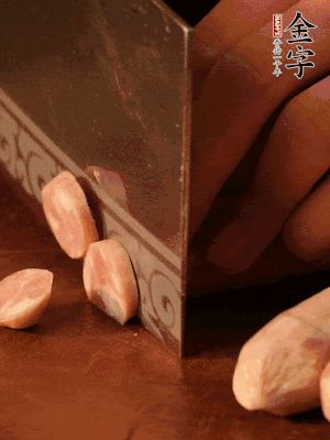 金字烤腸切圓片。