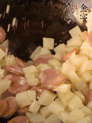 再放烤腸片煎熟。撒點(diǎn)鹽、孜然粉、辣椒面。