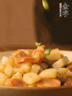 翻炒均勻，撒上蔥花后即可。