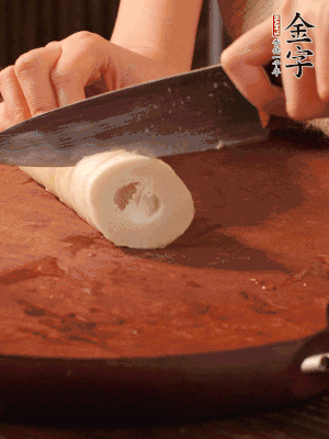 春筍去殼切滾刀塊，焯水備用。