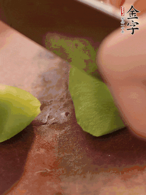 萵筍切滾刀塊。