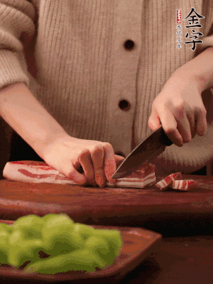 金字淡咸肉切片，冷水入鍋，加姜片、料酒略焯水。同步，五花肉切塊焯水。