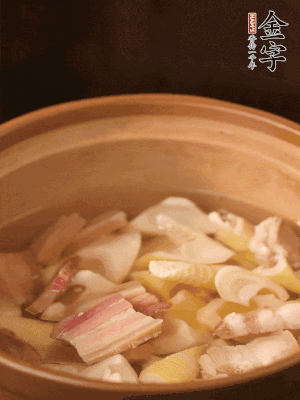 春筍、咸肉、咸肉一起入砂鍋，加姜片、料酒、清水大火煮沸到湯色變白。轉(zhuǎn)小火慢篤半小時(shí)。