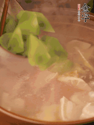 再加入焯水過的百葉結(jié)、萵筍塊燉15-20分鐘。