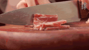 200g金字淡咸肉、100g冬筍、100g香干分別切細(xì)丁。