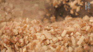 鍋中熱油，依次下食材翻炒，加2勺料酒、少許胡椒粉調(diào)味，撒蔥花攪拌均勻。