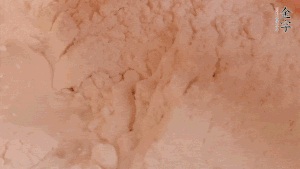 糯米粉中加入溫水，反復(fù)揉成團(tuán)。