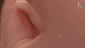 取一小團(tuán)面，用掌心搓成小球狀，從小球中心捏窩，放入餡料，封口后，留出小尾巴。