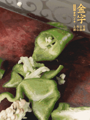 辣椒洗凈斜切成段，蒜切片。