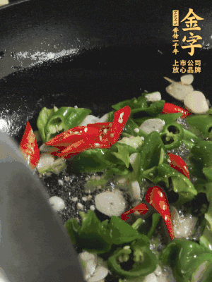 起鍋燒油，加辣椒、蒜片大火翻炒出香味。