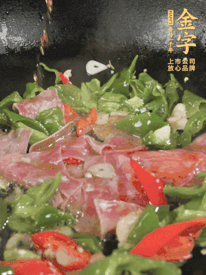 再下蒸炒火腿煸炒，加少許白糖提鮮。