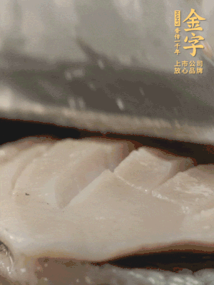 鮑魚用勺子撬出來，去掉內(nèi)臟和牙齒，加面粉、白醋、鹽、啤酒抓一下，清水洗凈，切花刀。