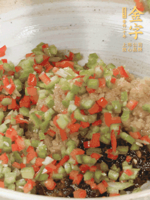 XO醬、蒜蓉醬、青紅椒粒攪拌成醬料。