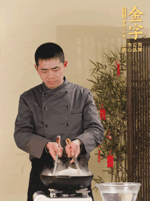 整只土雞冷水下鍋，加蔥姜、料酒焯水，撈出后用溫水清洗干凈。