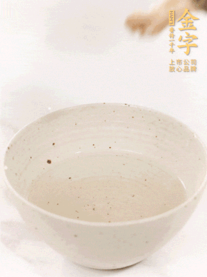 羊肚菌流水洗凈2遍后，溫水泡發(fā)15-20分鐘。