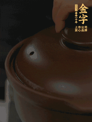 雞、火腿、姜片一起放入砂鍋中，大火轉(zhuǎn)小火燉2小時。