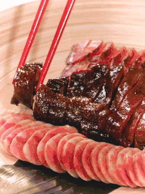 香腸、醬肉適合切片、醬鴨適合切塊。