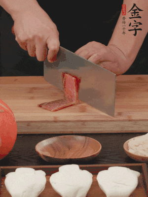 金字火腿上方切薄片。