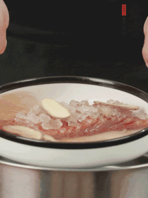 置于盤中，加冰糖100g、黃酒100g、水200g，上鍋蒸20分鐘。