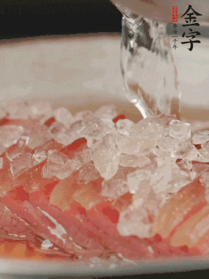 依舊放上冰糖100g、黃酒100g、水200g，鍋中再蒸15分鐘。