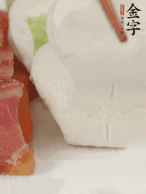 生菜切段，放入荷葉夾。