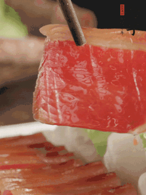 吃的時候，把薄片火腿放入荷葉夾中就可以了。