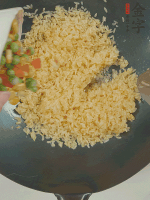 下豌豆粒、胡蘿卜粒、玉米粒。（買現(xiàn)成冷凍的雜菜即可，非常方便）