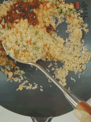 翻炒熟后，加金字火腿XO醬。