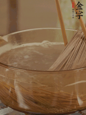 水開后下蕎麥面，煮2分鐘后過涼水備用。