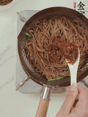 下蕎麥面，淋上少許醬油，加2勺金字火腿大師醬略翻炒即可。