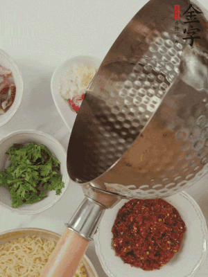 蒜末、小米辣、芝麻淋上熱油。