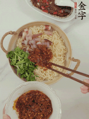 在面上鋪魷魚、香菜、金字火腿大師醬。