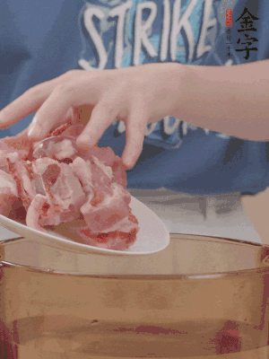 排骨剁小塊，加姜片、料酒沸水下鍋焯水。